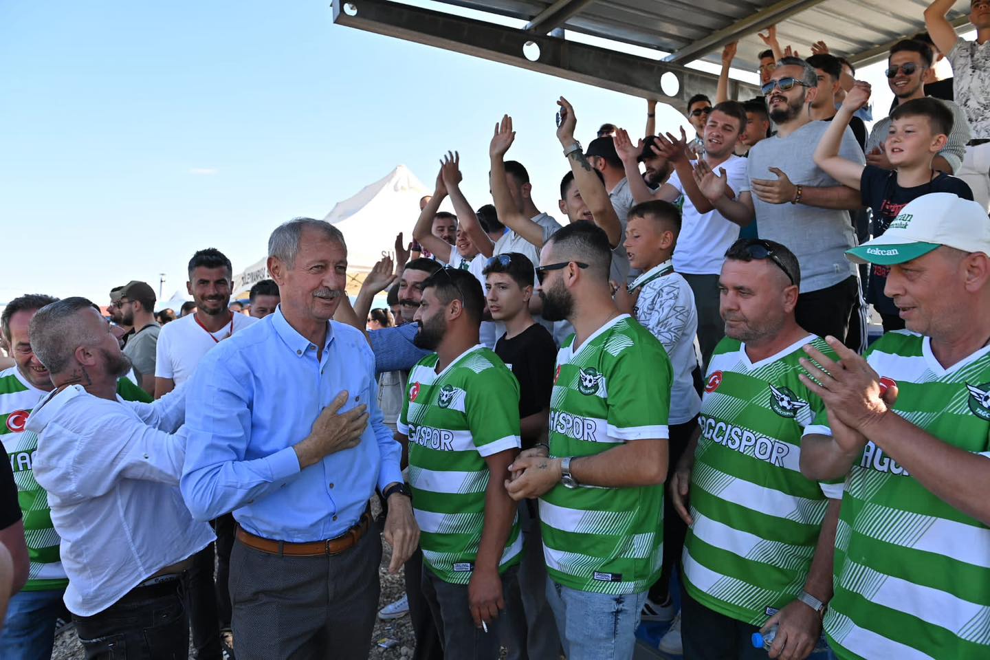 Başkan Uzunlar mahalle turnuvalarında tribün coşkusuna ortak oldu