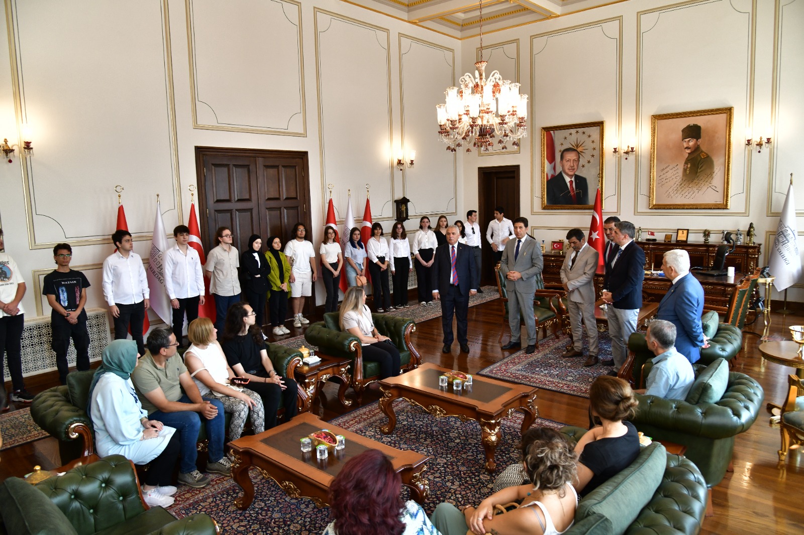 Vali Aziz Yıldırım YKS’de İlk 1000’e Giren Öğrencileri Kabul Etti
