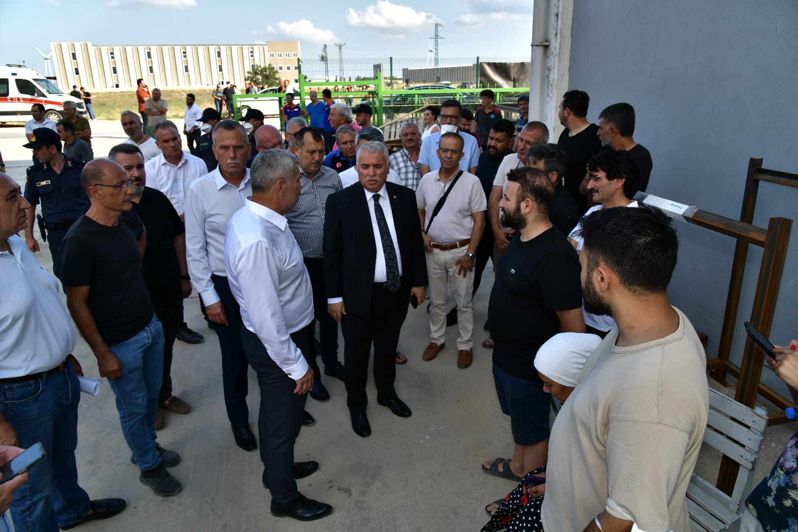 Vali Aziz Yıldırım Yangın Söndürme Çalışmalarını Yerinde Takip Ederek İncelemelerde Bulundu