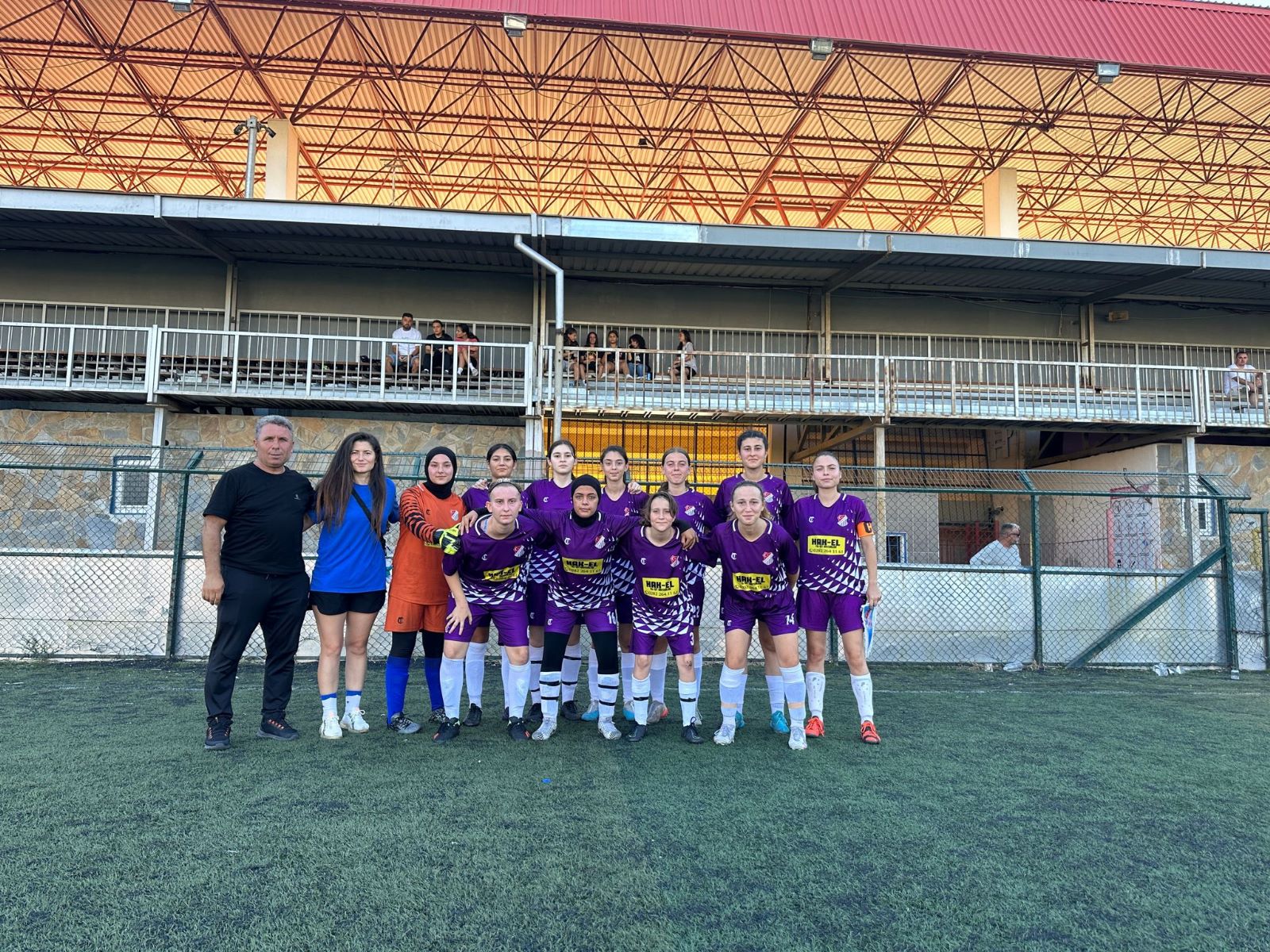 Tekirdağ Gençlikspor U- 17 Kadın Futbol Takımı Çeyrek Finale kaldı.