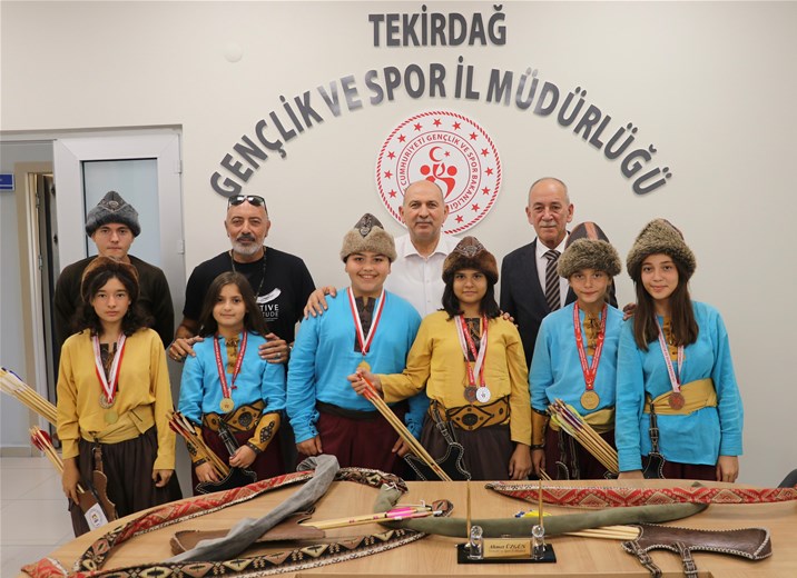 TÜRKİYE DERECESİ YAPAN MARMARAEREREĞLİSİ BELEDİYESPOR KULÜBÜ GELENEKSEL TÜRK OKÇULUK SPORCULARI GENÇLİK VE SPOR İL MÜDÜRÜ AHMET ÜZGÜN’ü ZİYARET ETTİ.