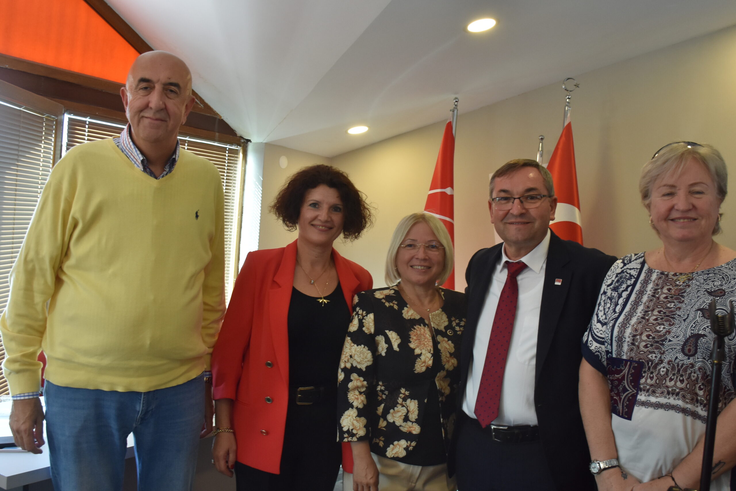 RECEP ÖKTEN CHP DEN BELEDİYE BAŞKAN A.ADAYLIĞINI YOĞUN KATILIMLA AÇIKLADI