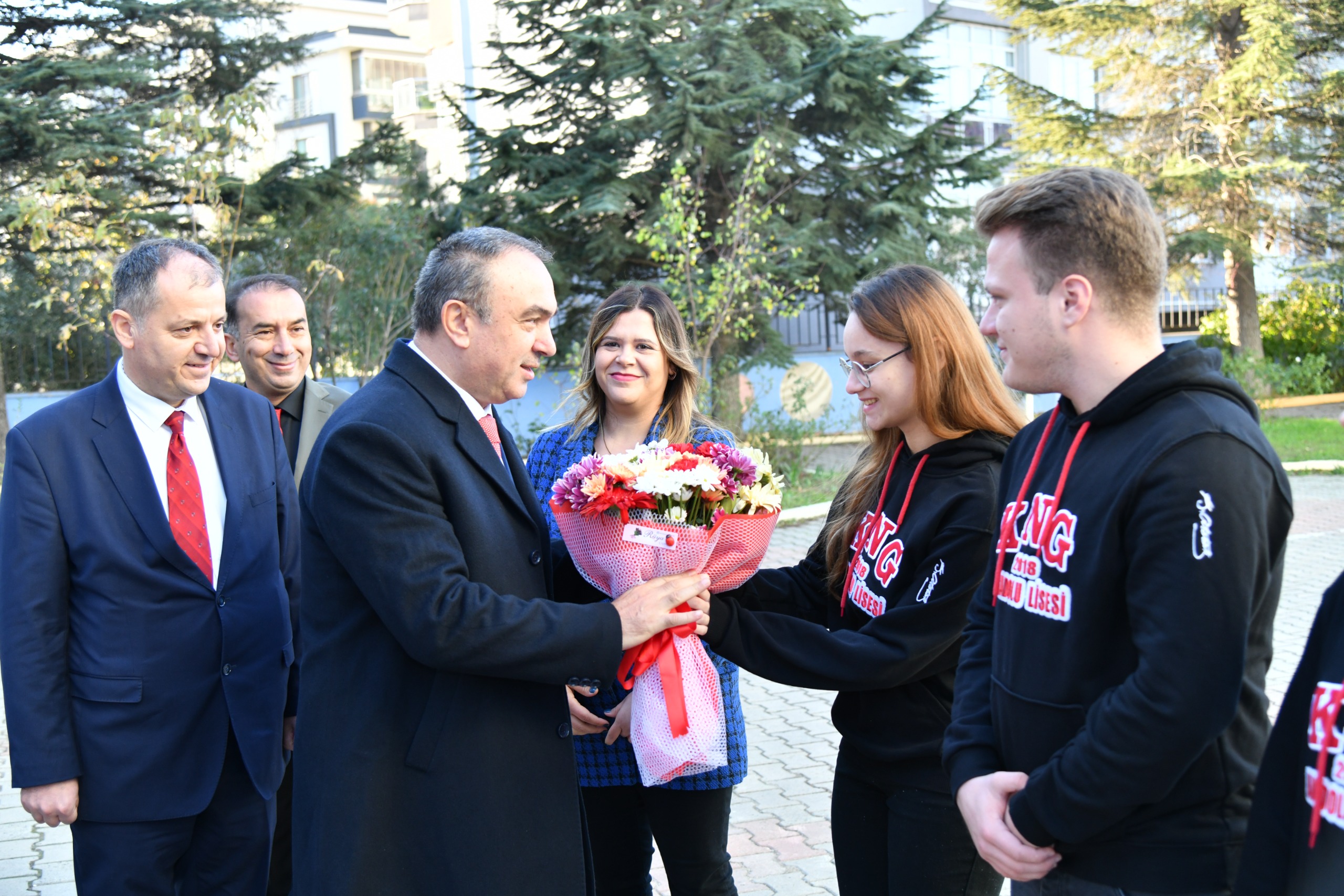 Vali Soytürk Kadriye Nazif Gölge Anadolu Lisesi İdarecileri ve Öğretmenlerine “Başarı Belgesi” Takdim Etti