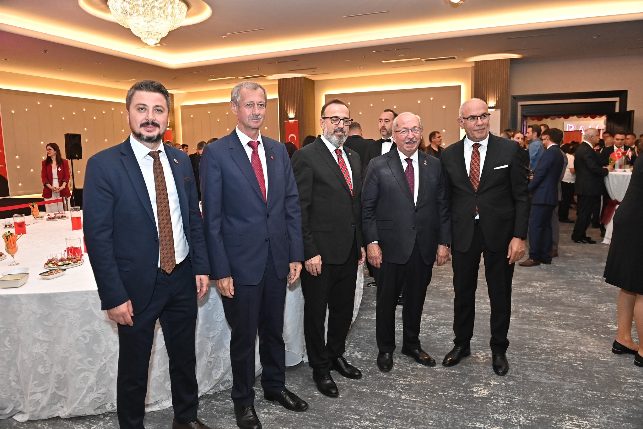 Başkan Uzunlar Cumhuriyet Bayramı 100. Yıl kutlama törenlerine eşlik etti