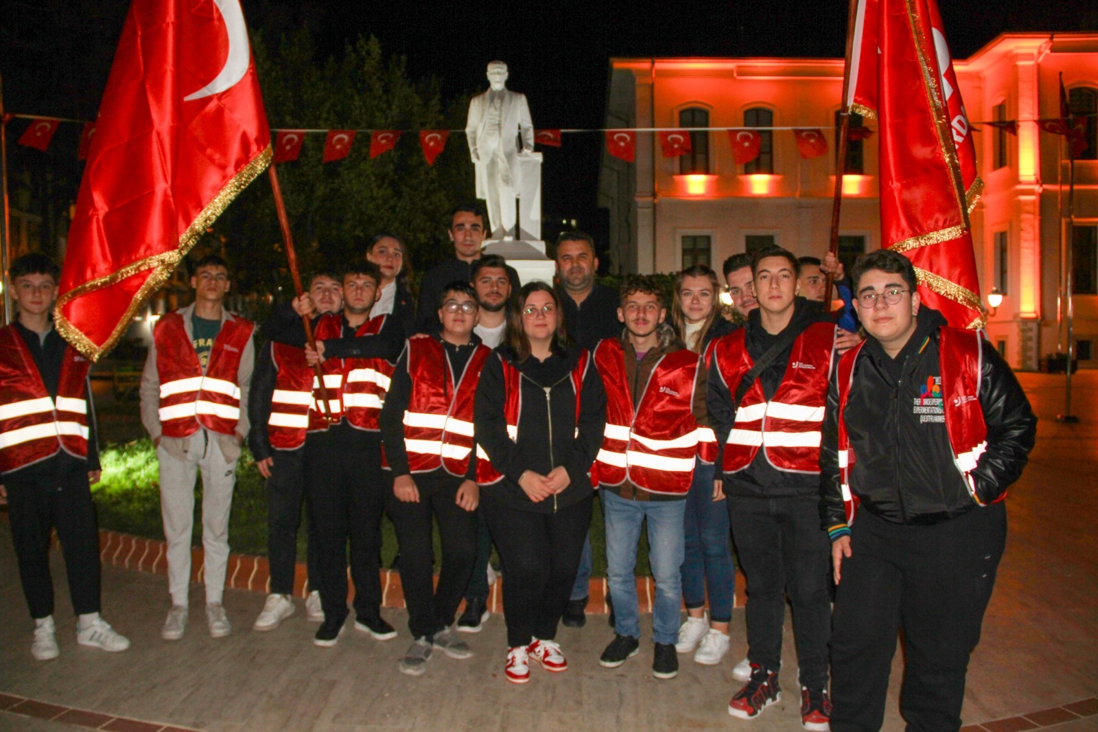 CHP Süleymanpaşa ilçe Gençlik kolları tarafından ‘Ata’ya Saygı Nöbeti’ programı düzenlendi.