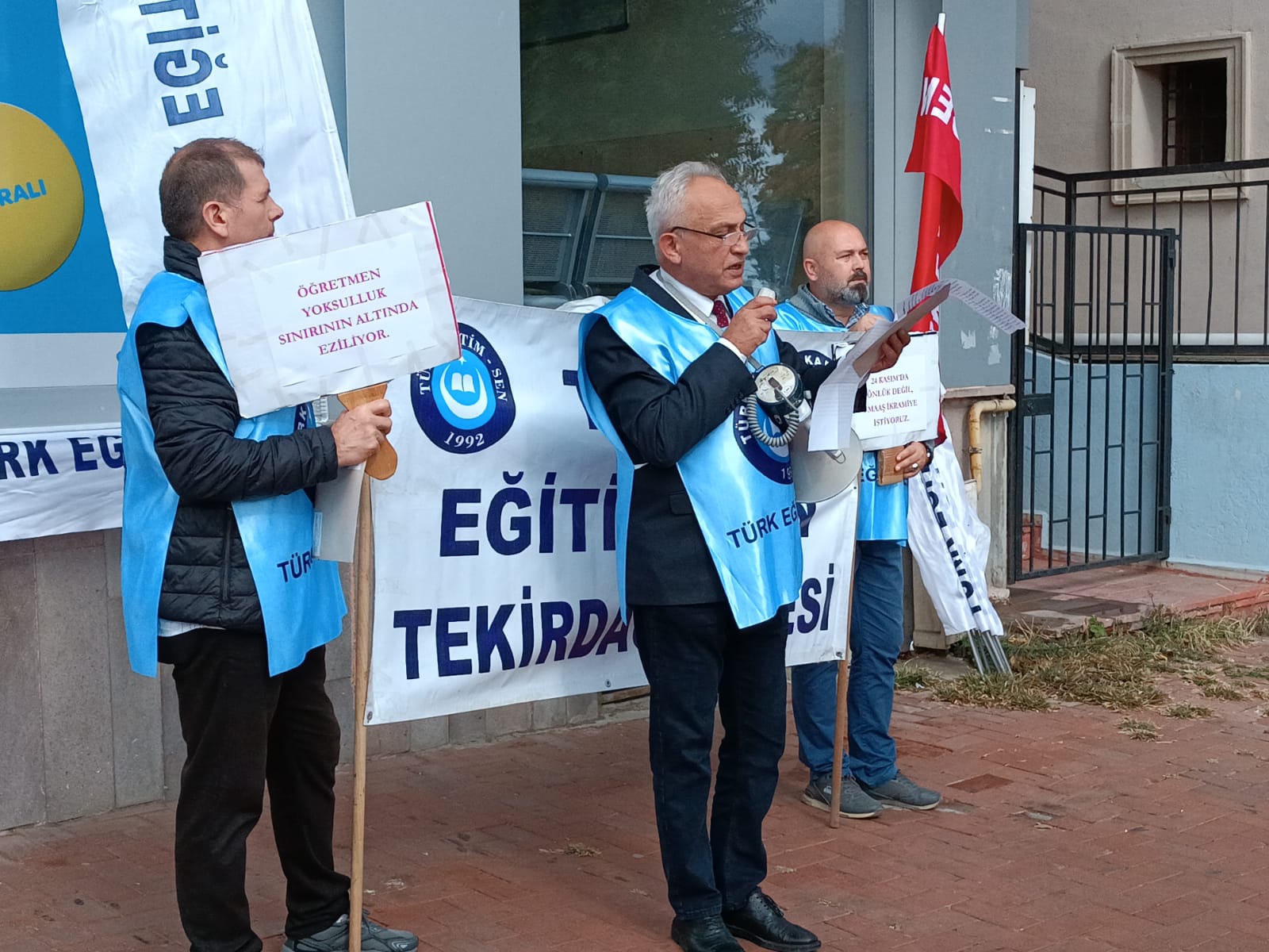 “24 Kasım’da Önlük Değil İkramiye İstiyoruz …”