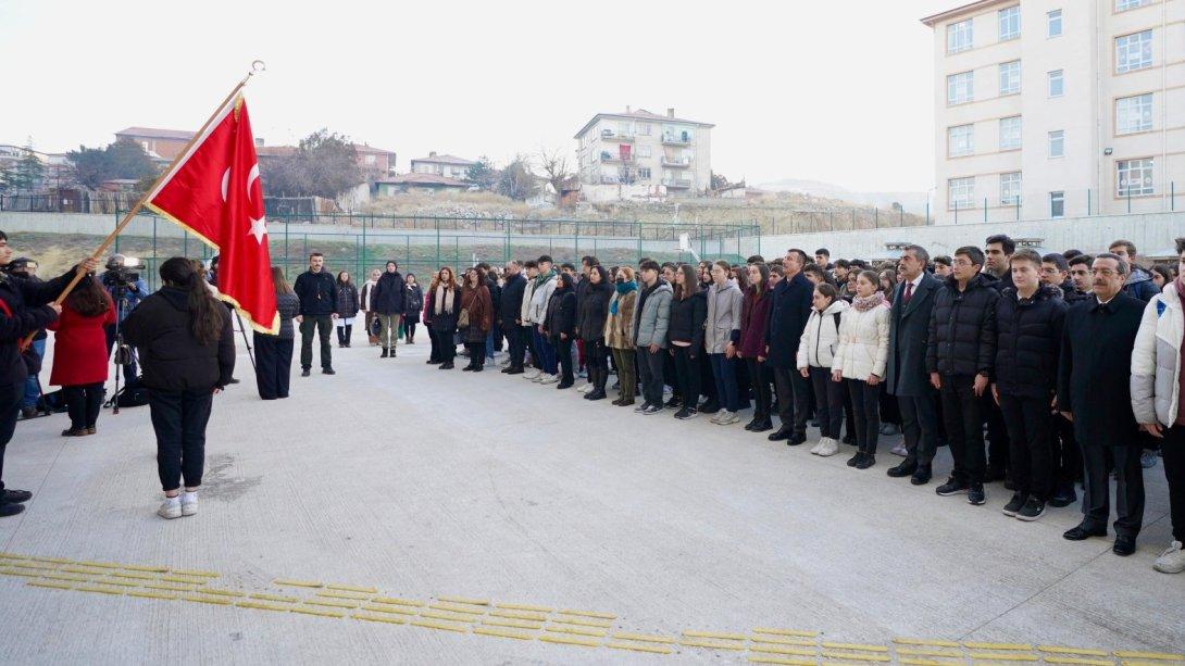 Okullar, Yeni Haftaya Şehitlere Saygı Duruşuyla Başladı