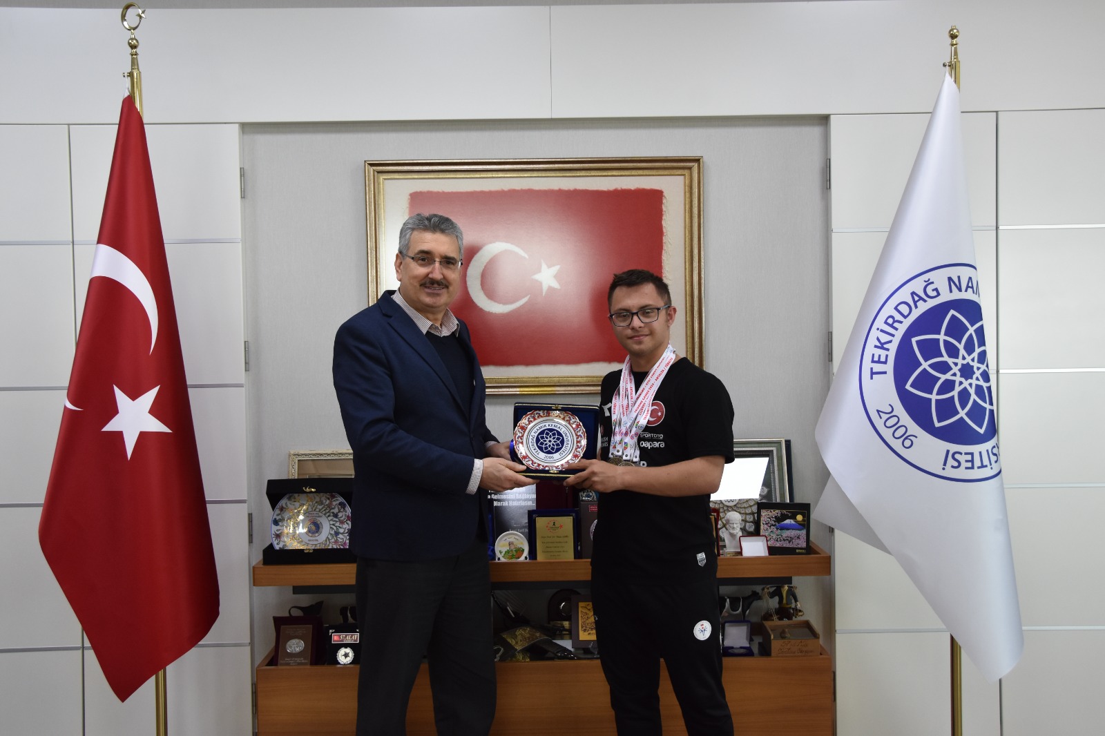 NKÜ Rektörü Prof. Dr. Mümin ŞAHİN, Dünya Şampiyonu Öğrencimizi Tebrik Etti