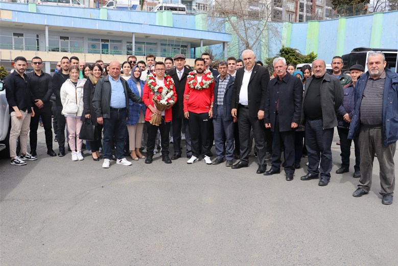 ÖZEL MİLLİ ATLETİMİZ EMİRHAN AKÇAKOCA’ DAN YİNE YENİDEN 3.’CÜ DÜNYA REKORU, HEM İLİMİZ HEM ÜLKEMİZ ADINA TARİHE ATILAN 3.’CÜ ALTIN İMZA…