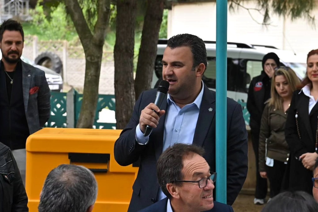 SAHİLDE KARANFİL DAĞITARAK ANNELERİN GÜNÜNÜ KUTLADI