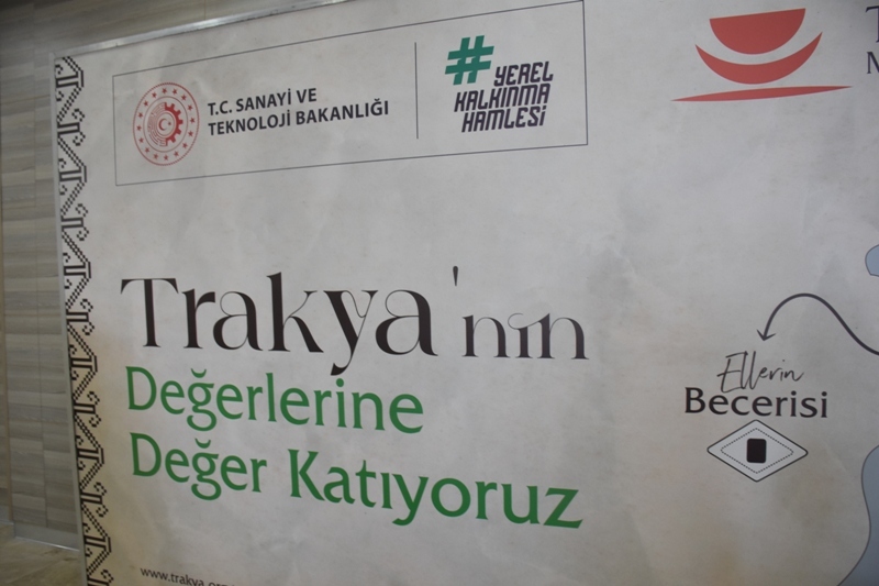 Tekirdağ’da “Türk Mutfağı Haftası” kapsamında düzenlenen etkinlikte, katılımcılara kentin coğrafi işaretli ürünleri ve çeşitli yiyecekler ikram edildi