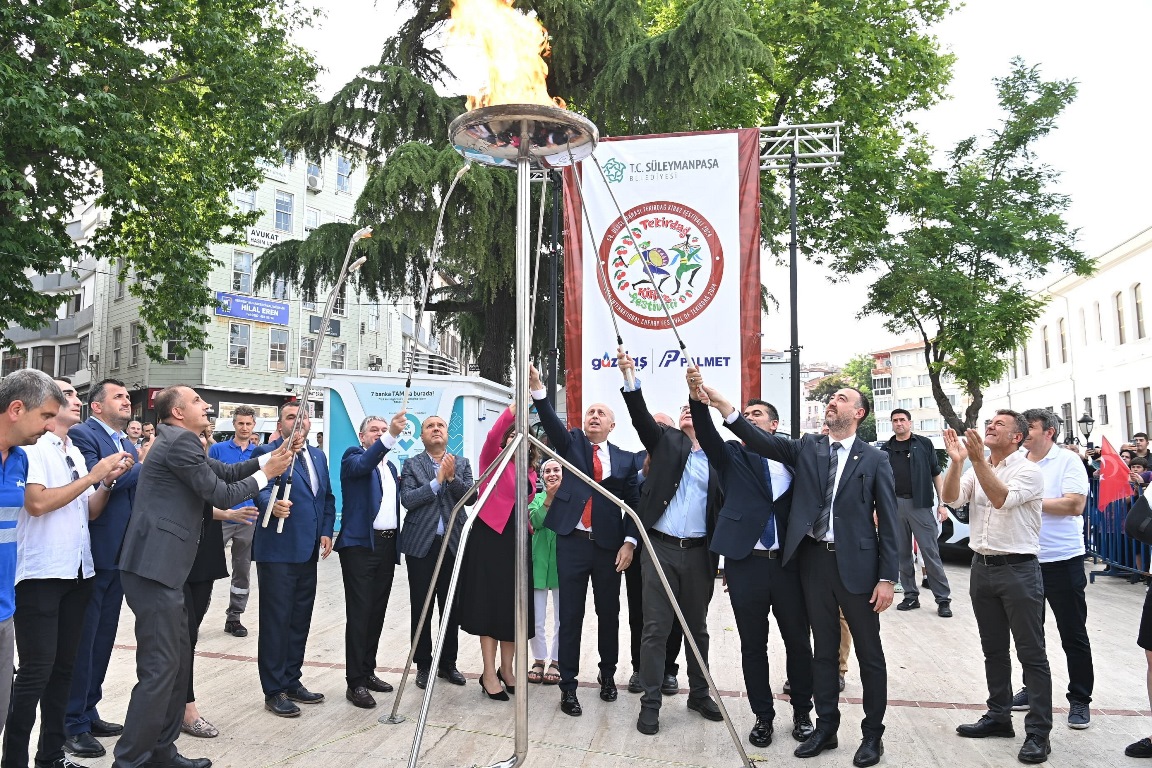 Festival Ateşi Binlerce Kişinin Katıldığı Kortejde 58. Kez Yakıldı