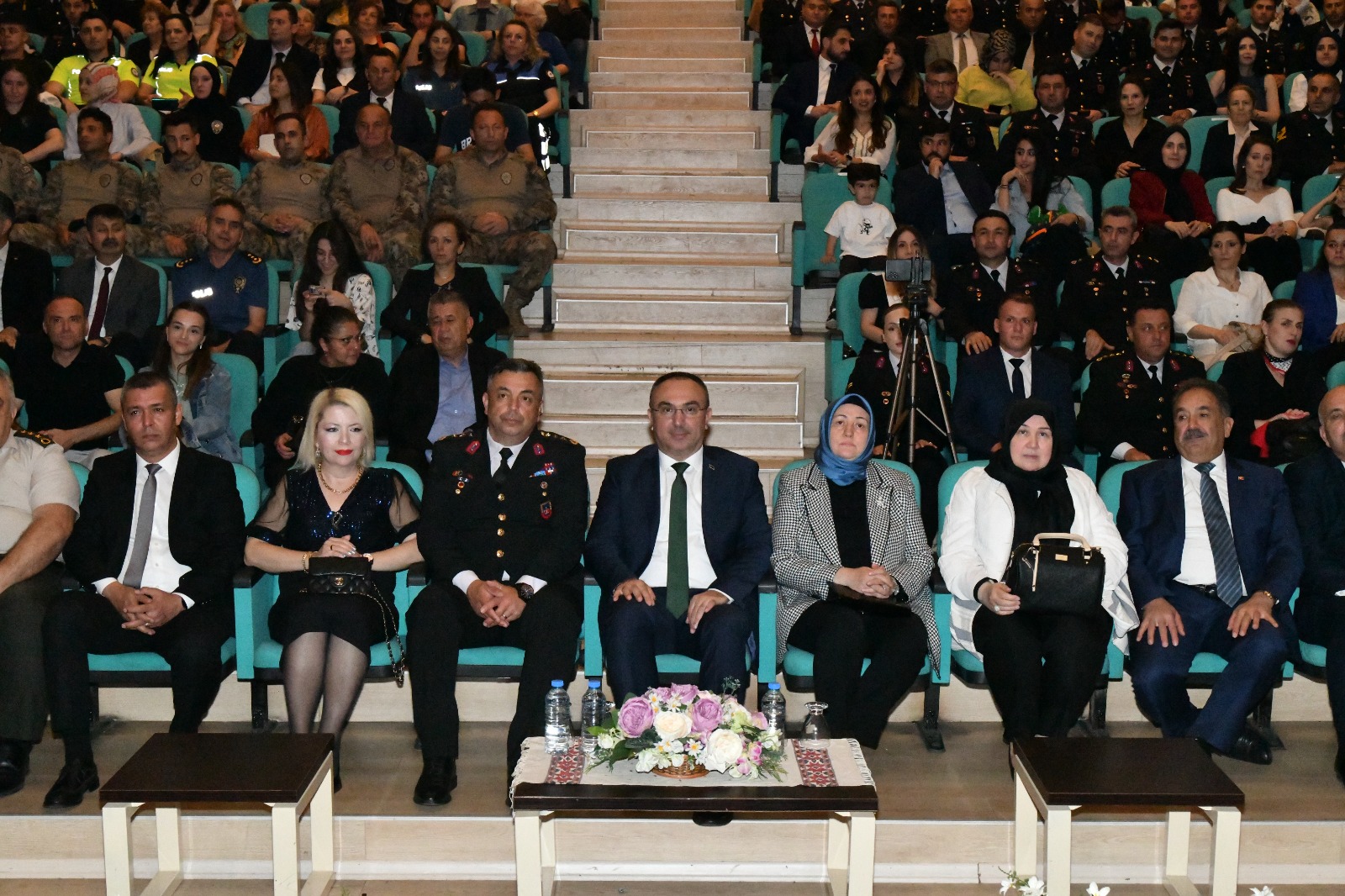 Vali Soytürk ve Eşi Nurdan Soytürk “Yahya Kemal Beyatlı Güzel Sanatlar Lisesinden Kanun Ordusu Jandarmaya Klasik Türk Müziği Konseri”ni İzledi
