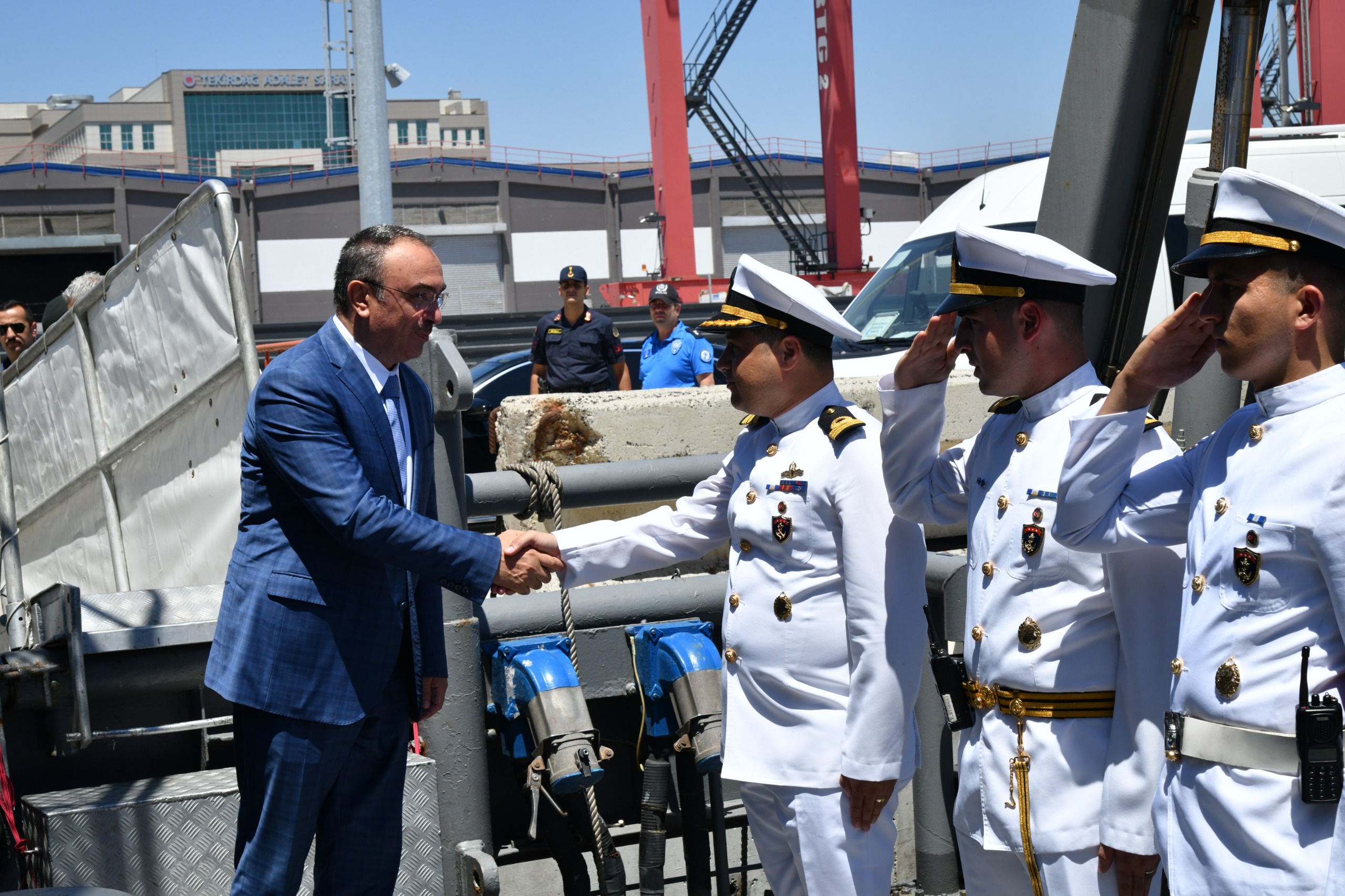 Vali Soytürk TCG Akın Gemisini Ziyaret Etti