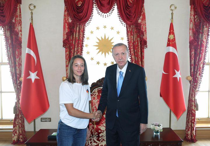 Cumhurbaşkanımız Recep Tayyip Erdoğan, millî tenisçi Zeynep Sönmez’i Dolmabahçe Çalışma Ofisi’nde kabul etti.