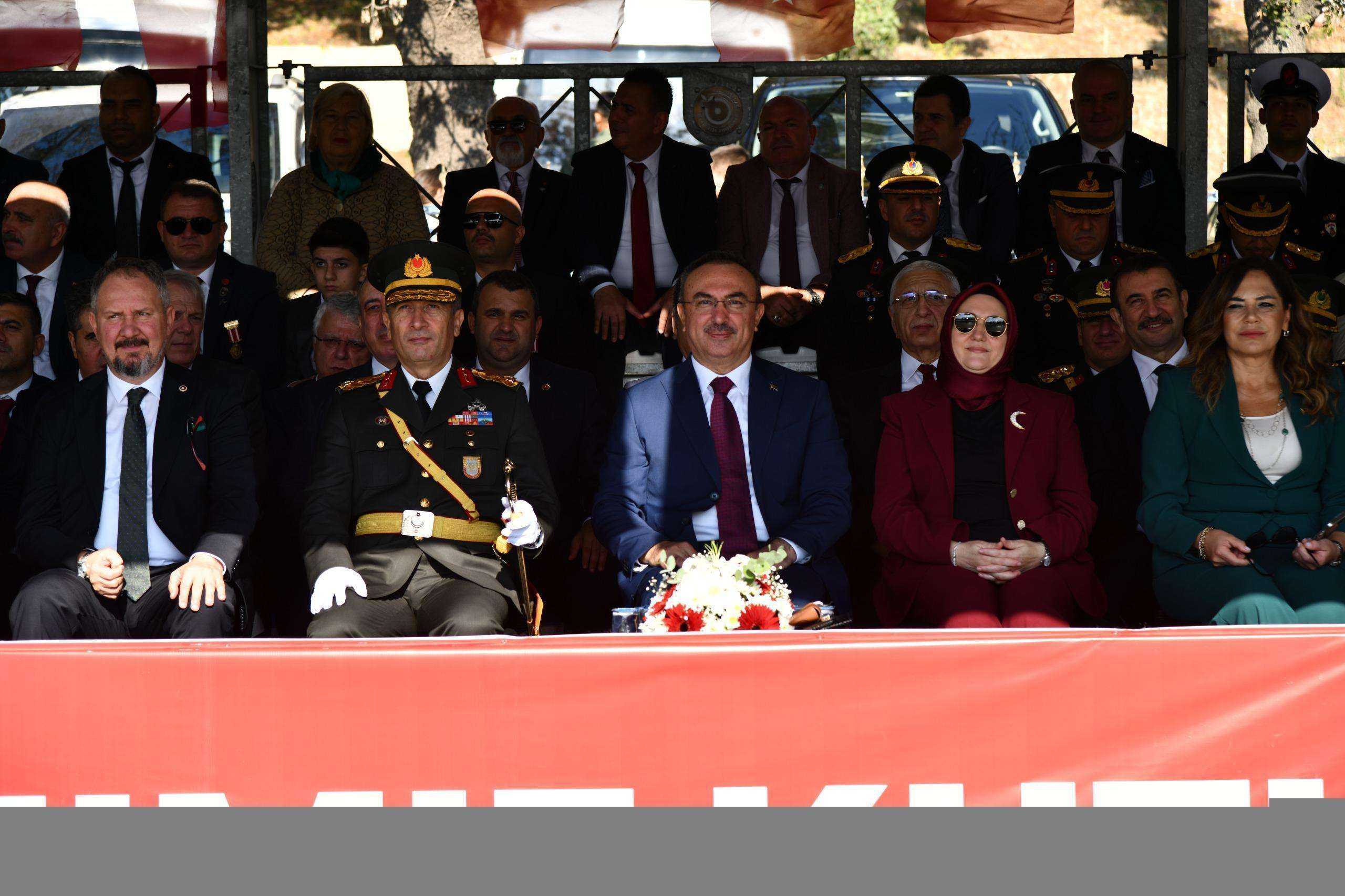 Cumhuriyetimizin 101. Yılı Vatandaşlarımızın Yoğun Katılımıyla Sahilde Düzenlenen Törenle Kutlandı