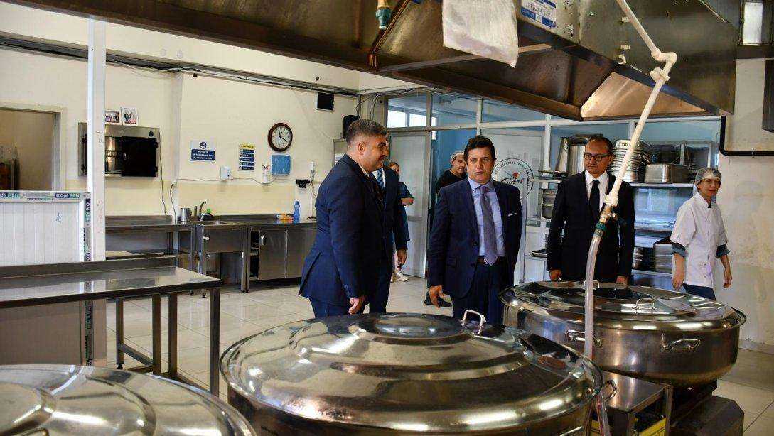 Dr. Abdülaziz Yeniyol, Yahya Kemal Beyatlı Güzel Sanatlar Lisesi ile Süleymanpaşa Mesleki ve Teknik Anadolu Lisesini Ziyaret Etti