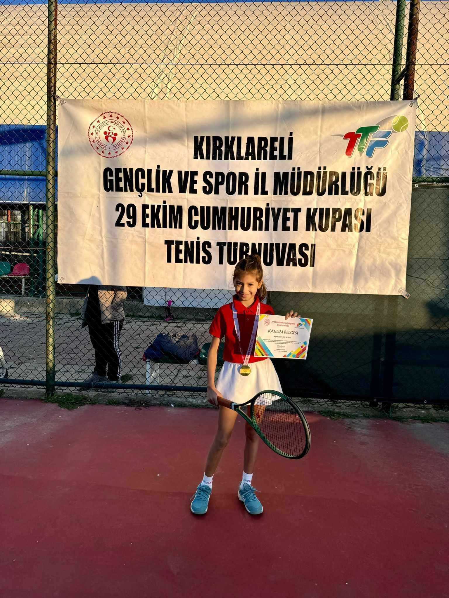 Alin Su Yavuz 10 yaş kızlar birincisi oldu