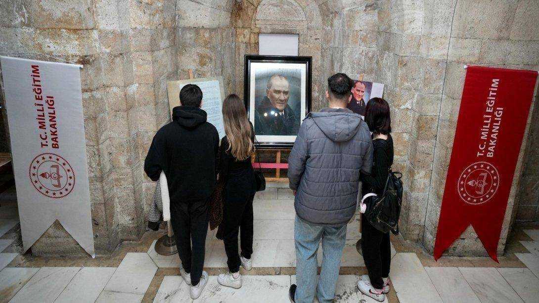 Anıtkabir’de Ziyarete Açılan Tarihî Atatürk Portresinin Orijinali, Yoğun İlgi Görüyor
