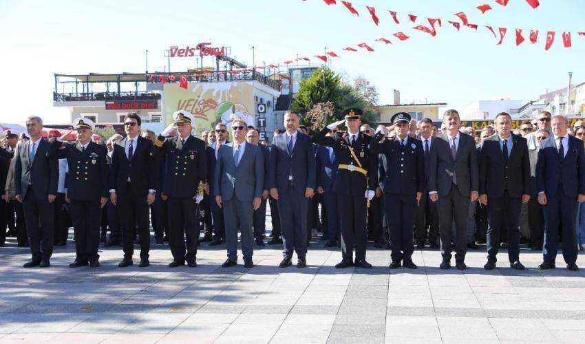 Atatürk Anıtı'na Çelenk Sunma Töreni