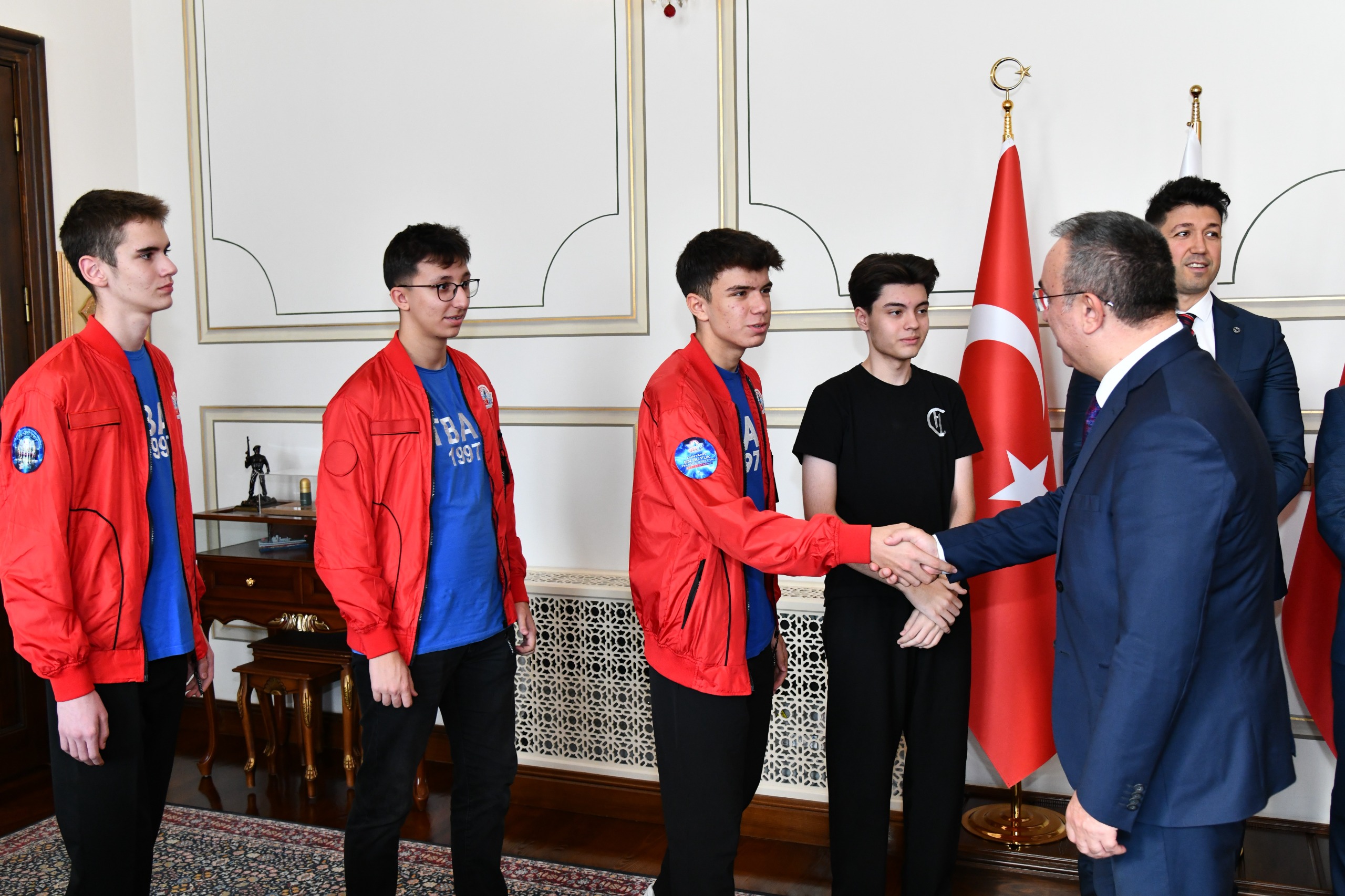 Vali Soytürk TEKNOFEST Yarışmalarında Başarılı Olan Öğrencileri Makamında Kabul Etti