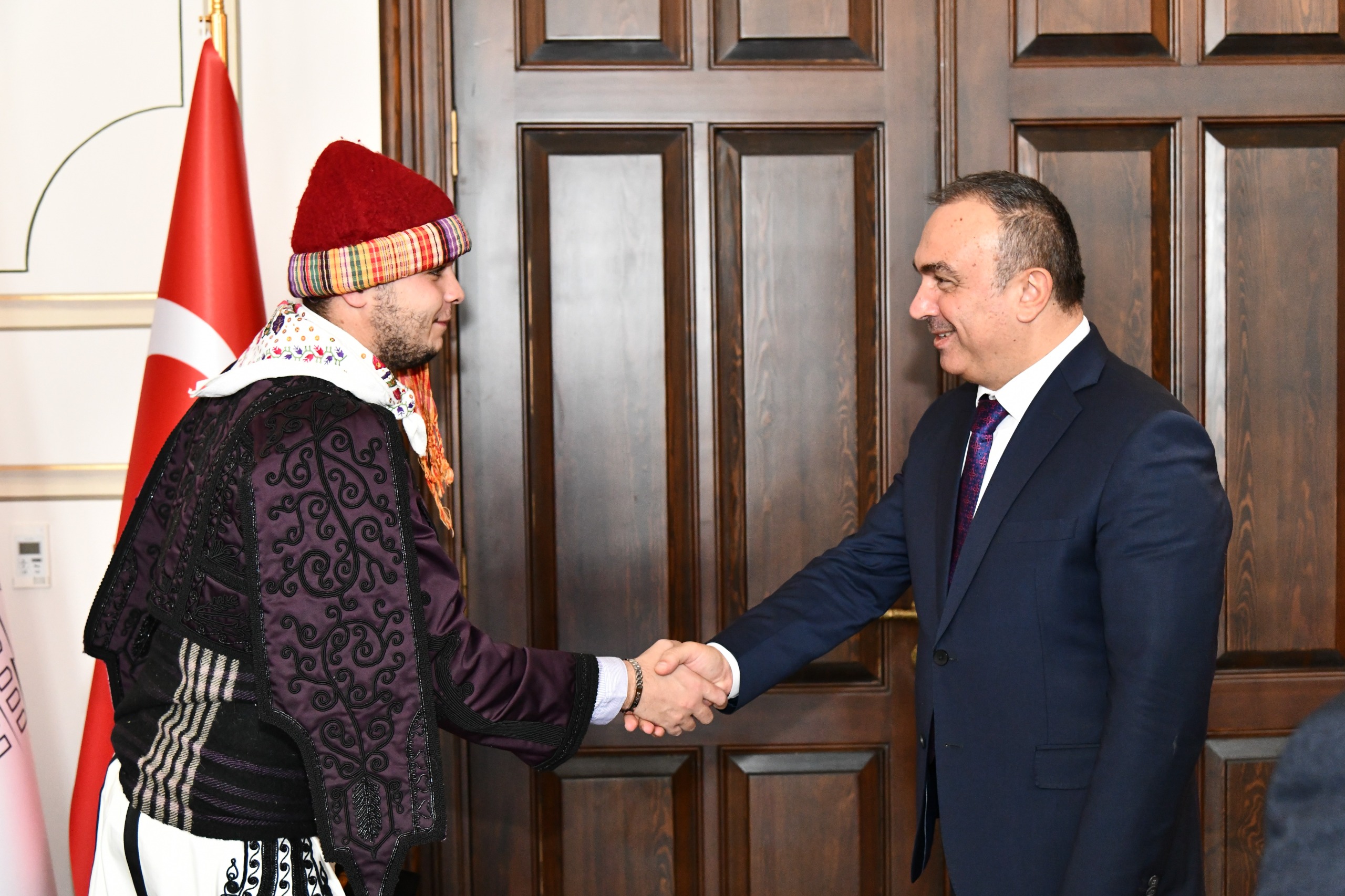 Vali Soytürk Türkiye Birinciliği Kazanan Halk Oyunları Ekibini Makamında Kabul Etti