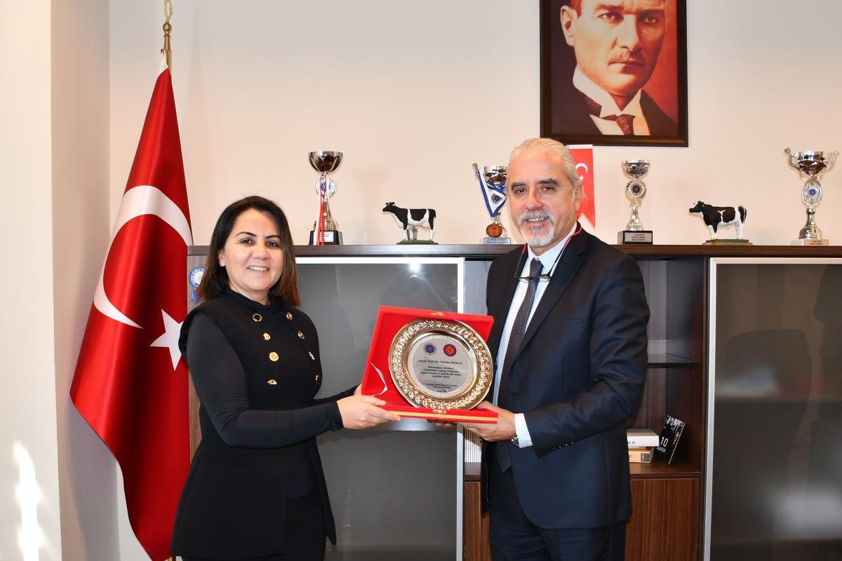 Veteriner Fakültesinde Dekanlık Görevi Devir Teslimi Gerçekleşti