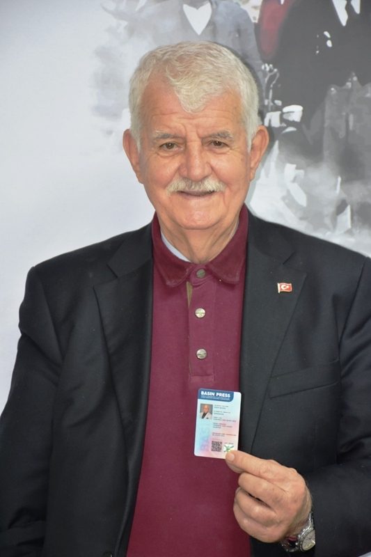 ERSİN BİLMEÇ BASIN KARTINI MESLEKTAŞLARIYLA KUTLADI