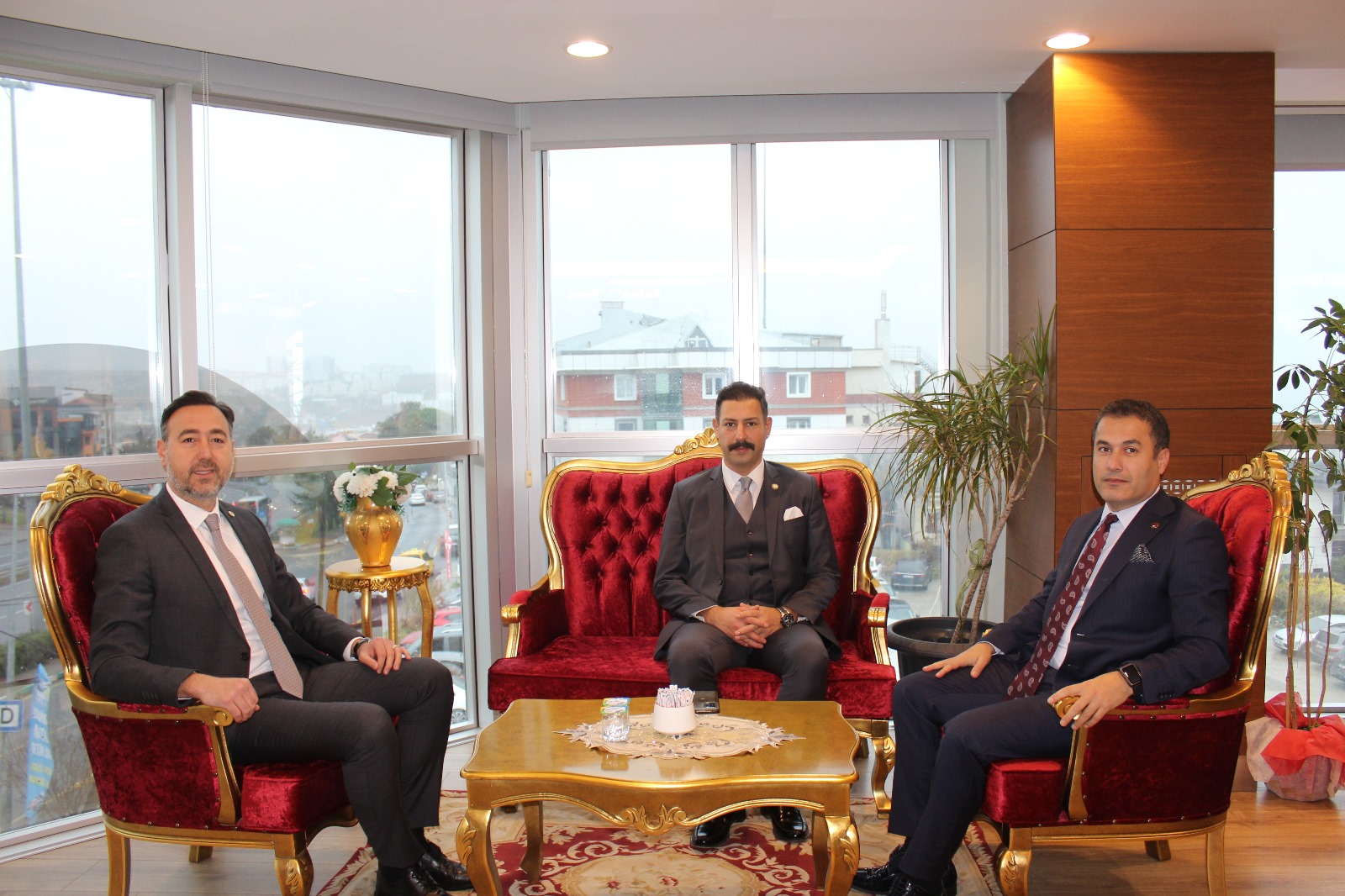 Görüş alışverişinde bulundular.