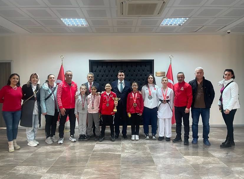 Kaymakam  Murat EREN Karate branşında başarılı sporcuları makamında kabul etti.
