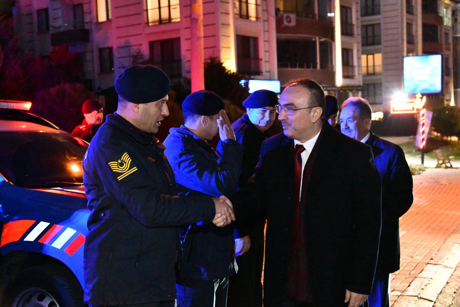 Recep Soytürk, 2024 yılının son gününde Topağaç ve Beyazköy TOKİ Uygulama Noktalarında görev yapan emniyet ve jandarma personelini ziyaret ederek denetimlerde bulundu.