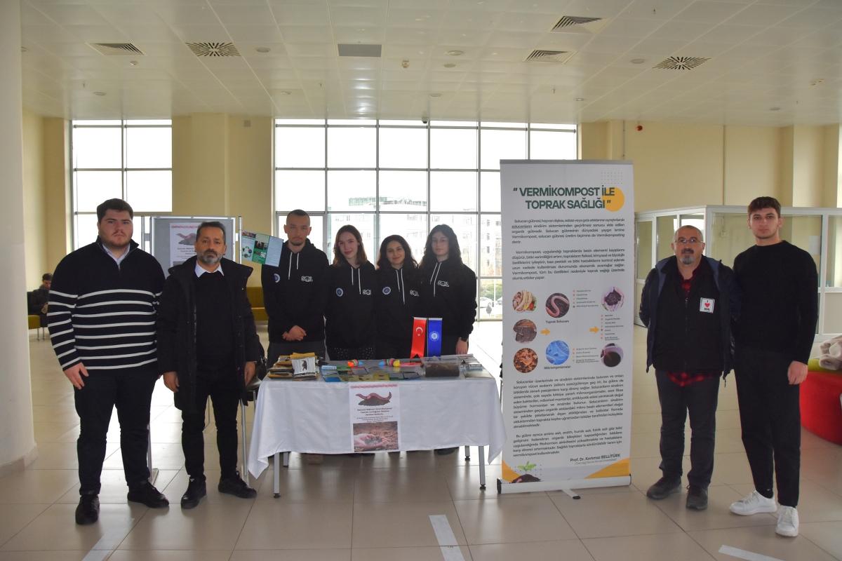 Üniversitemiz Ziraat Fakültesi Toprak Bilimi ve Bitki Besleme Bölümü Öğrencileri Solucan Gübresi Tanıtım ve Dağıtım Etkinliği Düzenledi