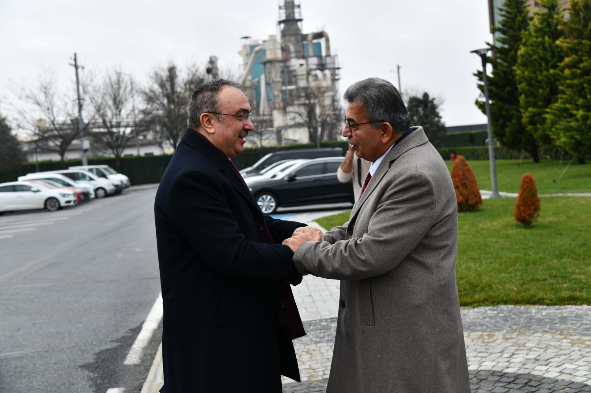 Vali Soytürk Çerkezköy OSB Yönetim Kurulu Başkanı Sözdinler’e Teşekkür Belgesi Takdim Etti