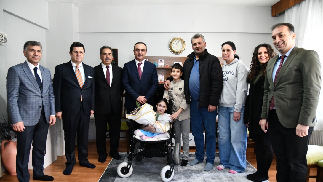 Evde Eğitim Gören Öğrenci Emine Naz Kukoğlu Karnesini Vali Soytürk’ten Aldı