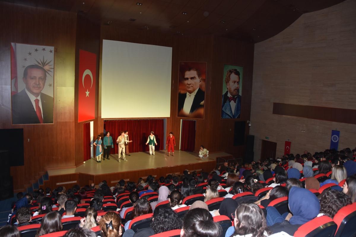 SANATSEVERLERDEN ÜNİVERSİTE ÖĞRENCİLERİMİZİN TİYATRO GÖSTERİSİNE YOĞUN İLGİ