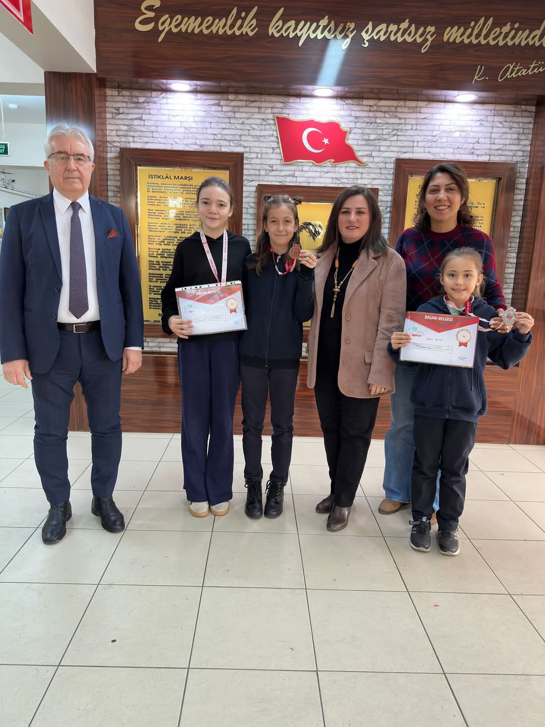 MADALYALARINI ALDILAR