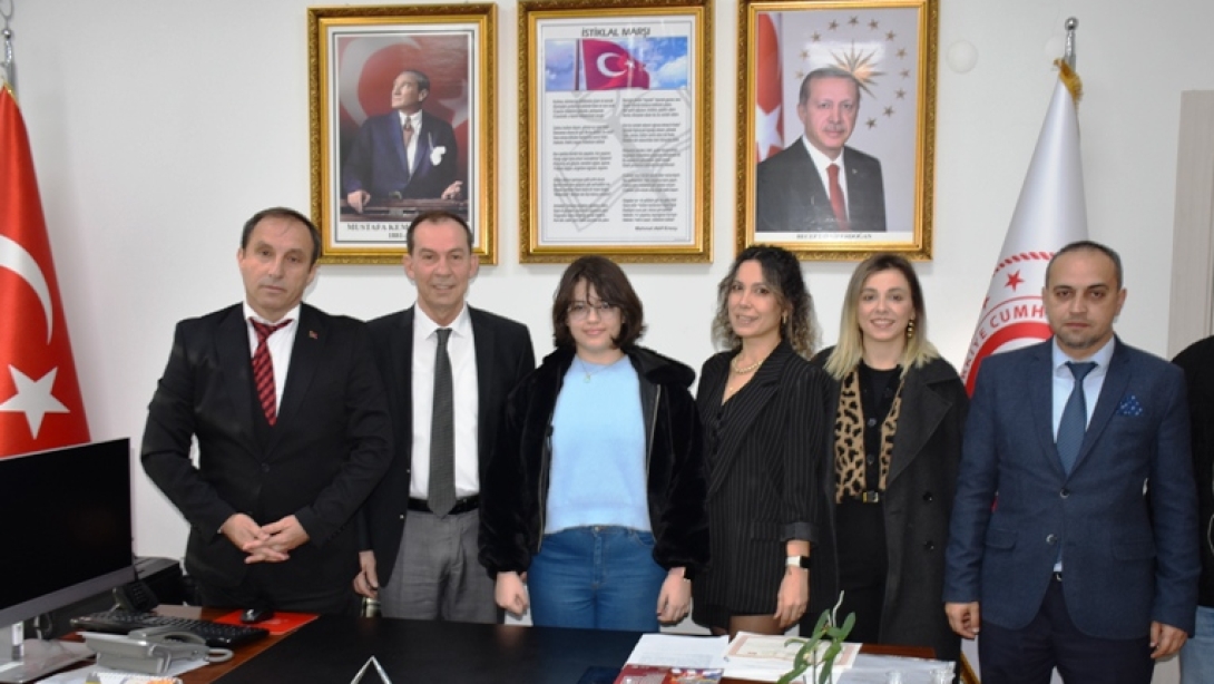 Ticaret Bakanlığı Tarafından Düzenlenen Resim Yarışmasında Dereceye Giren Öğrenciye Ödülü Ticaret İl Müdürlüğünde Verildi