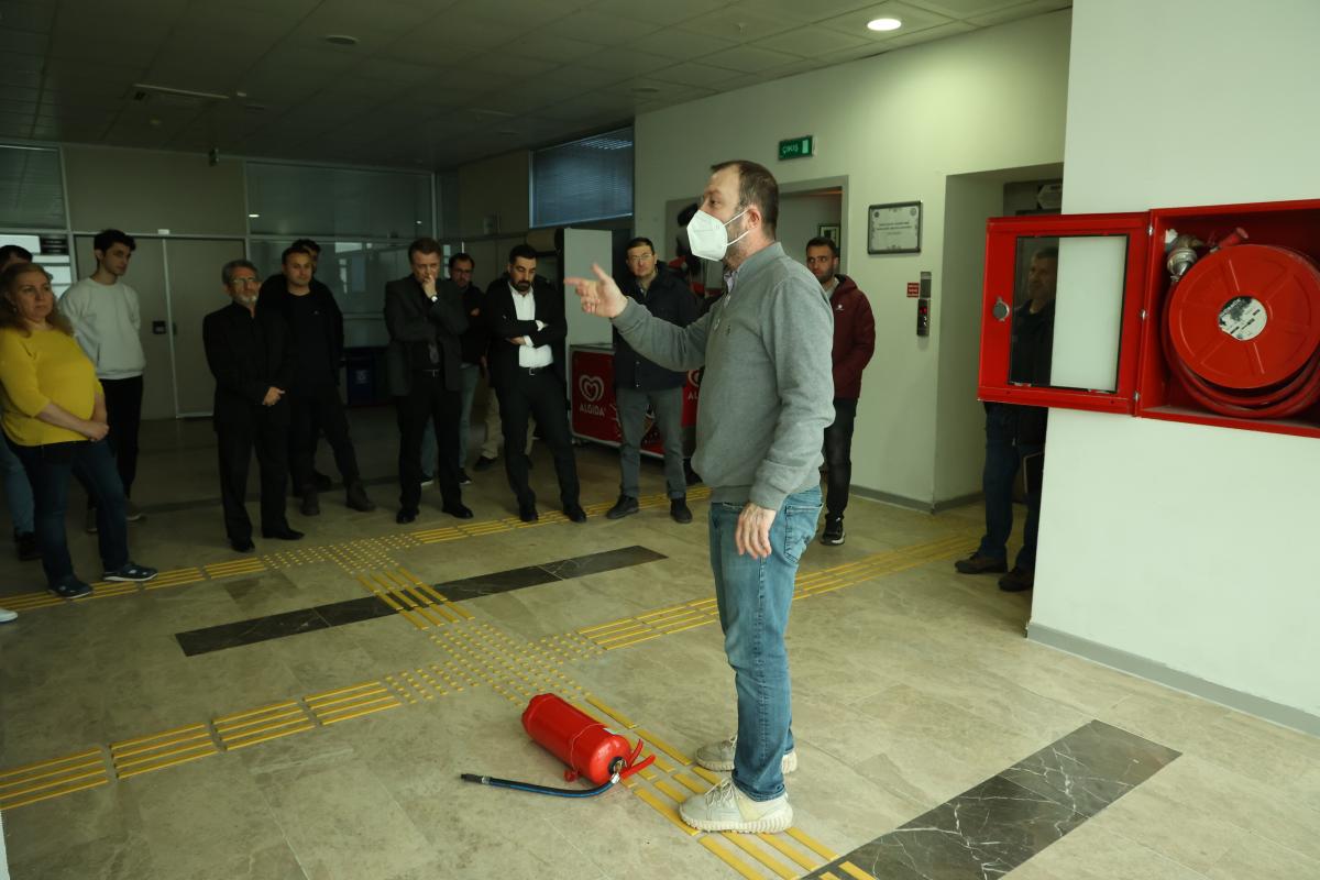 ÜNİVERSİTEMİZ REKTÖRLÜK BİNASINDAKİ BİRİMLERİMİZDE GÖREV YAPAN PERSONELİMİZE “YANGINA MÜDAHALE VE YANGIN SÖNDÜRME EĞİTİMİ” VERİLDİ