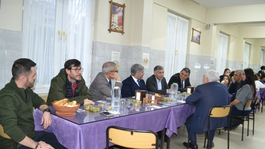 “İftarda Konuşalım” Söyleşi Programı Tekirdağ Belediyesi Mehmet Serez Sosyal Bilimler Lisesinde gerçekleştirildi.