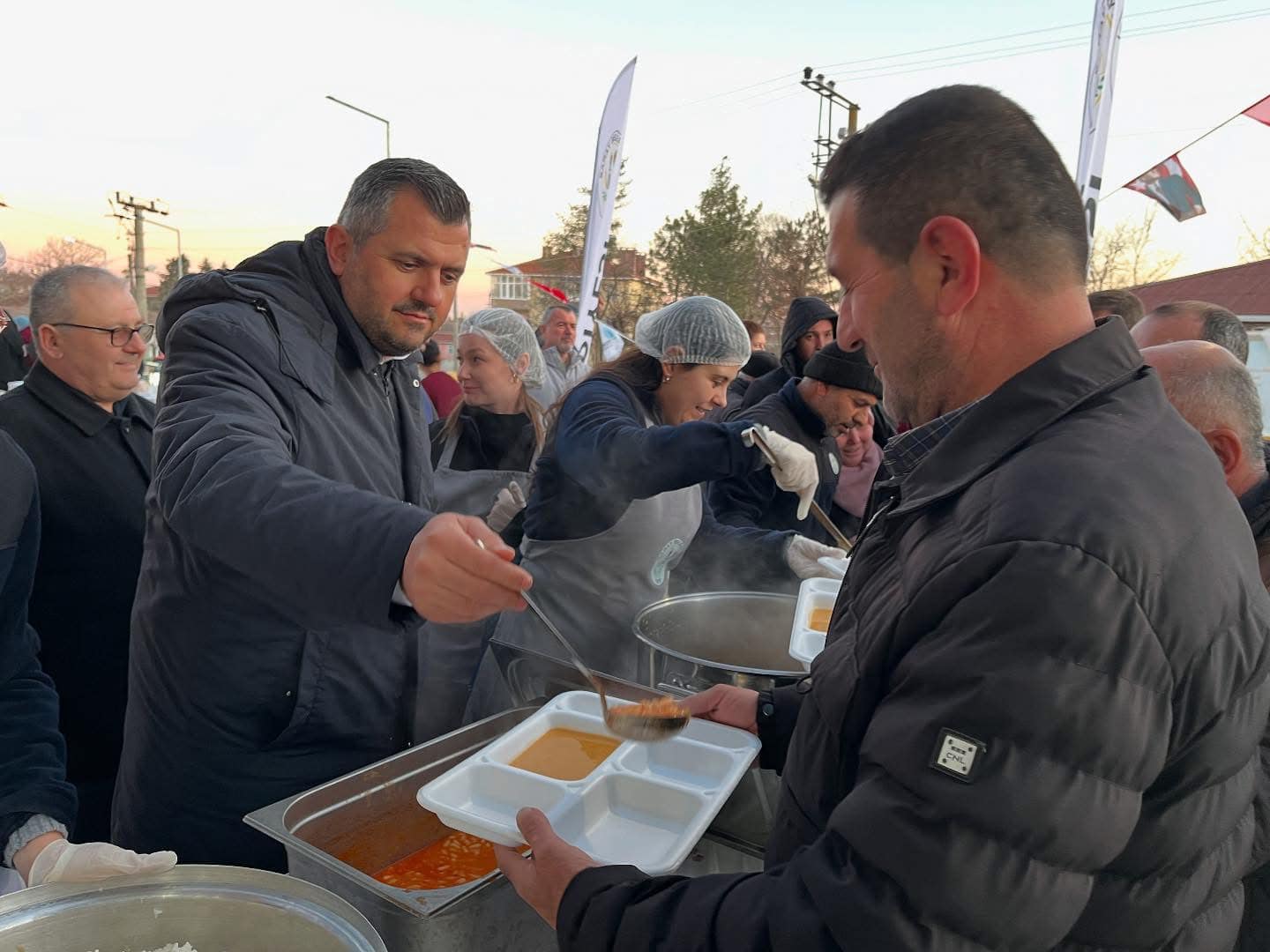 Saray belediyesi ilk iftar sofrasını beyazköy’de kurdu