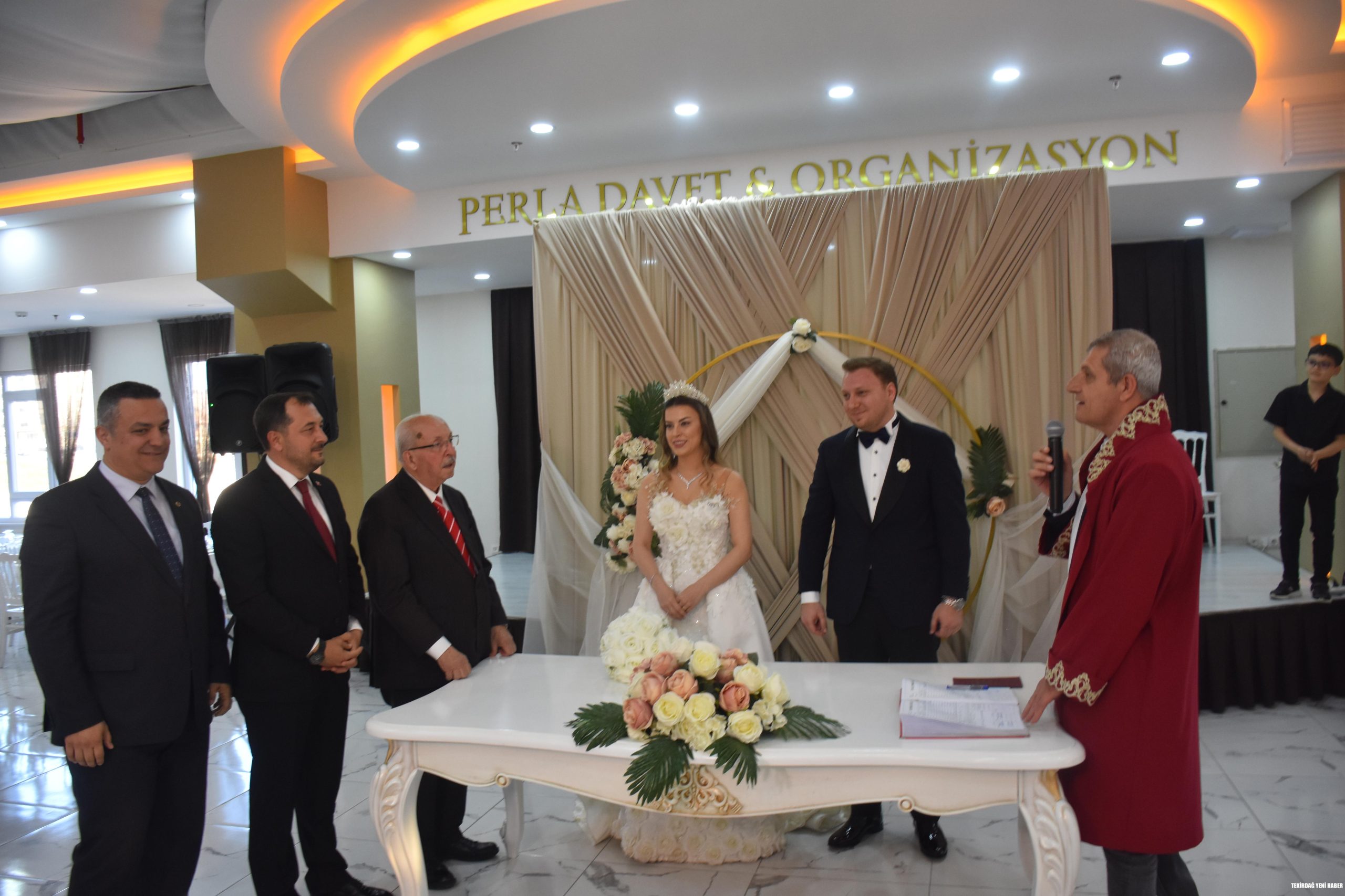 COŞKUN VE KARTAY AİLELERİNİN MUTLU GÜNÜ: ÖZLEM VE MUSTAFA DÜNYAEVİNE GİRDİ