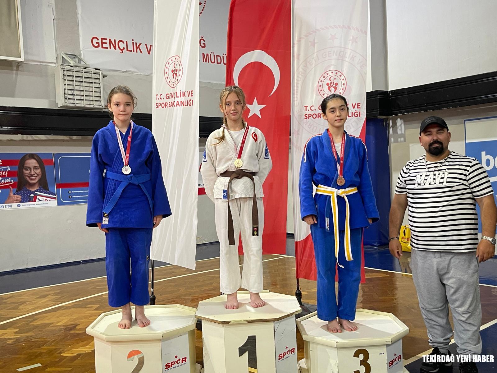 JUDOCULARIMIZ MADALYA İLE DÖNDÜLER