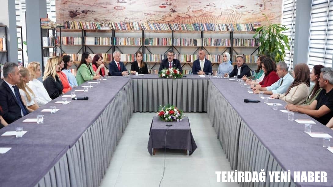Bakan Tekin, Mesleki Çalışma Programı Dolayısıyla Canlı Yayında Öğretmenlere Hitap Etti