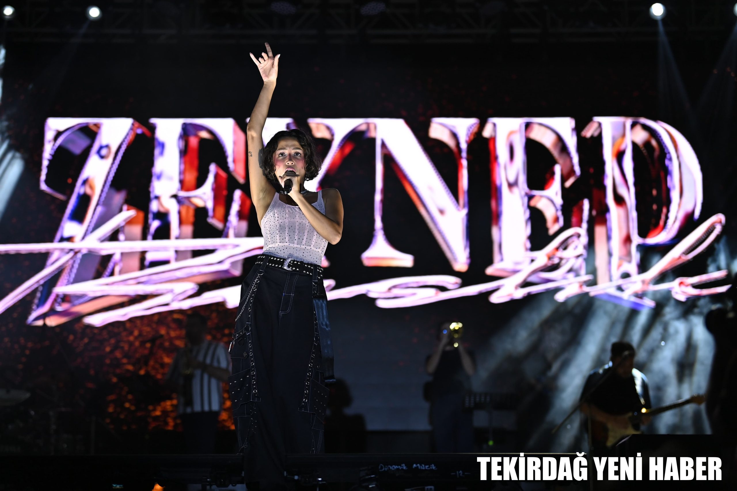Kiraz Festivalinin İkinci Gününde Yüksek Sadakat ve Zeynep Bastık Coşturdu