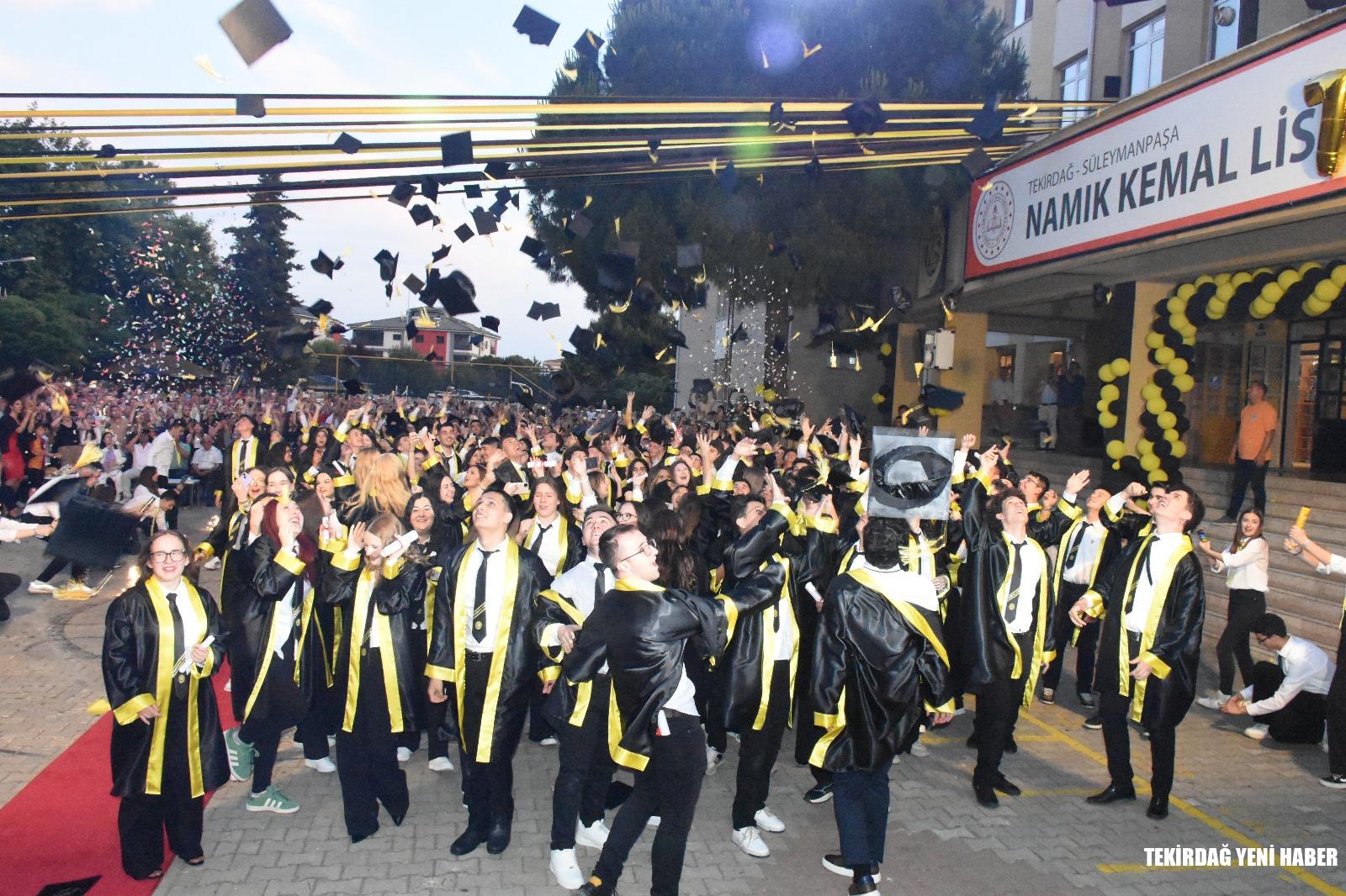 Namık Kemal yeni mezunlarını verdiTekirdağ’ın en köklü lisesi olan Tekirdağ Namık Kemal Lisesi 70. Mezunlarını verdi.