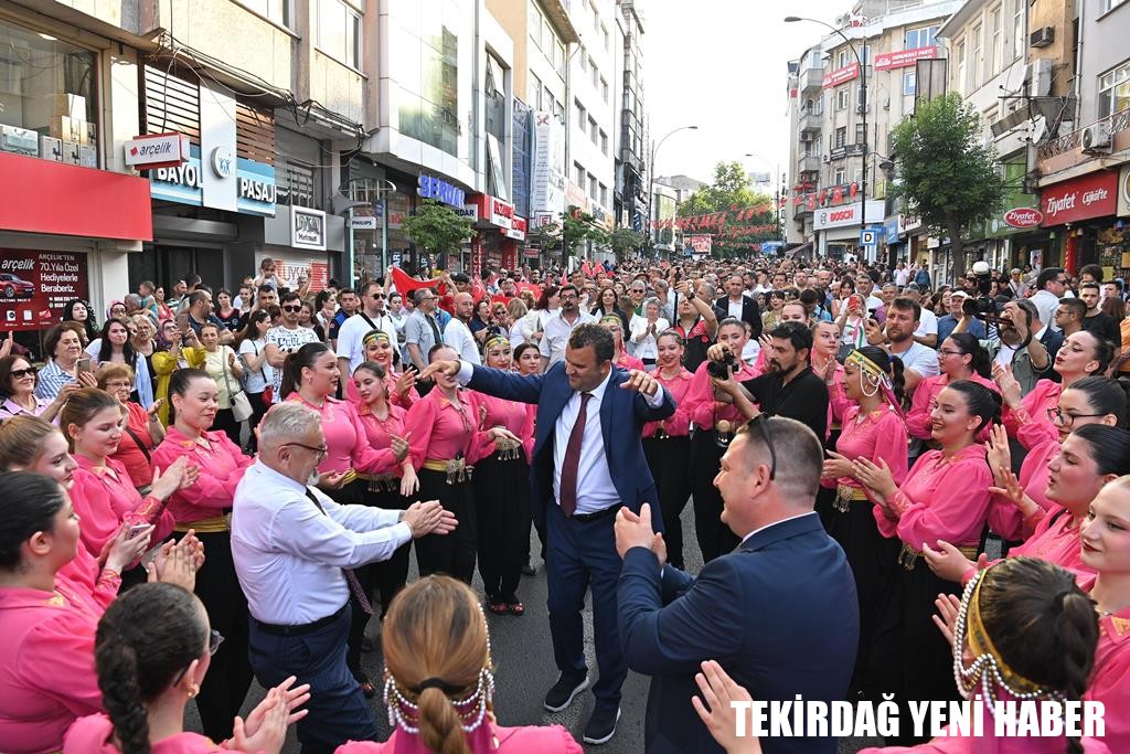 On Binlerce Tekirdağlı Festival Coşkusuyla Kortejde Yürüdü