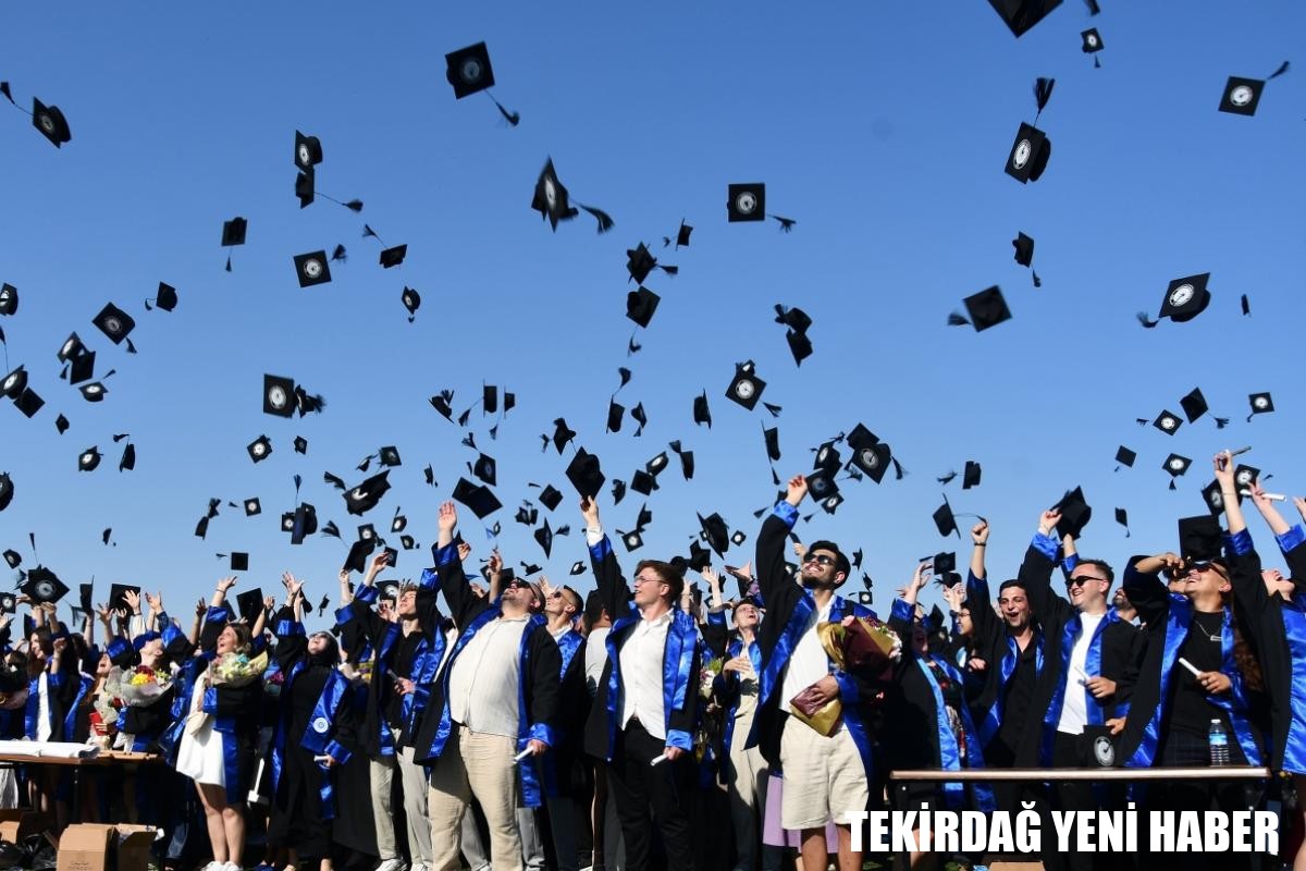 ÜNİVERSİTEMİZ 2024-2025 AKADEMİK YILI ÖNLİSANS MEZUNİYET TÖRENİ GERÇEKLEŞTİ