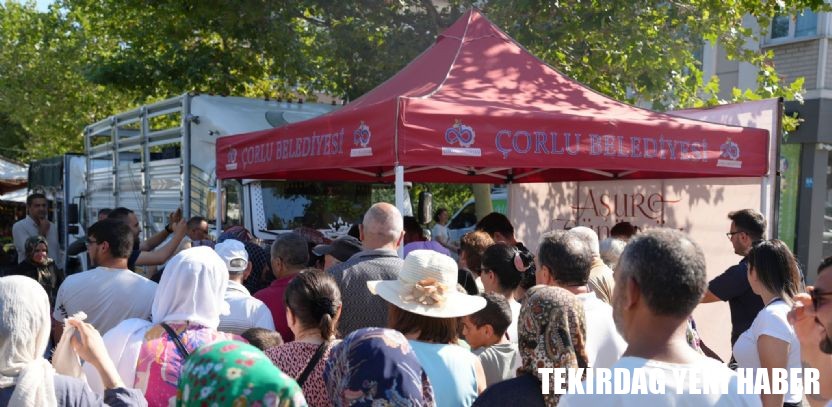 Başkan Sarıkurt, Vatandaşlara Aşure İkram Etti