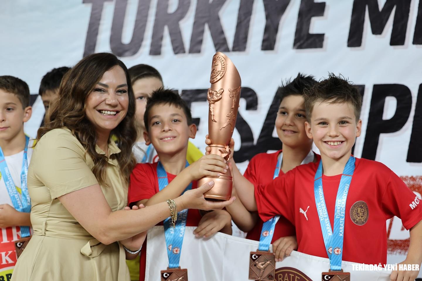 Dr. Candan Yüceer, Asya Önel Anısına Düzenlenen Türkiye Minikler Karate Şampiyonası’nda Minik Sporcularla Buluştu