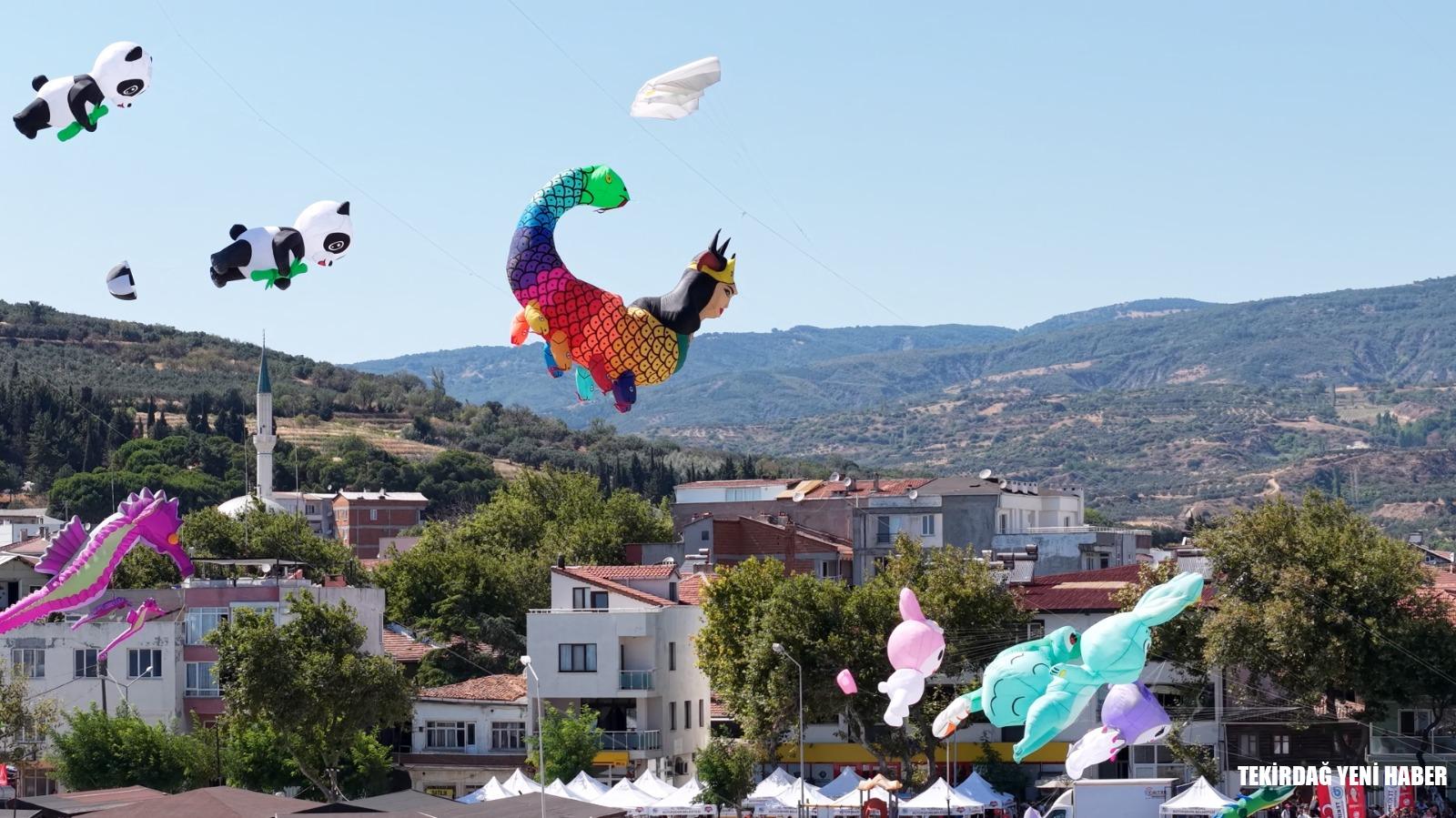 GÖKYÜZÜ RENKLERE BOYANDI: 3. TRAKYA UÇURTMA FESTİVALİ COŞKUYLA GERÇEKLEŞTİ